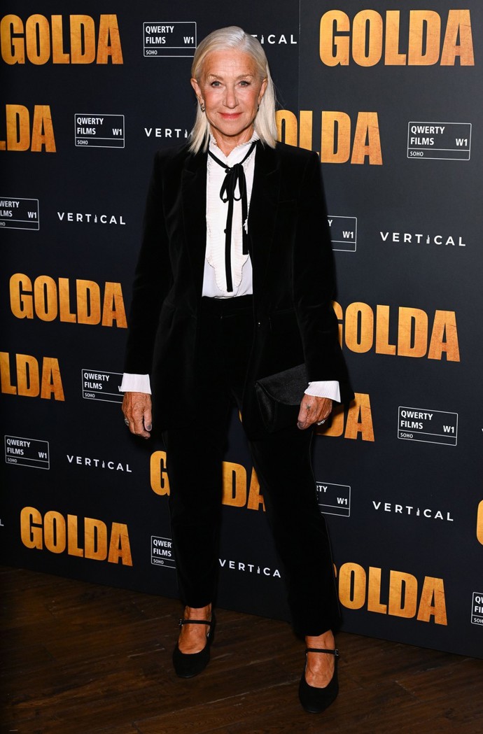 Takhle to Helen Mirren slušelo na premiéře filmu Golda, kde hrála hlavní roli.