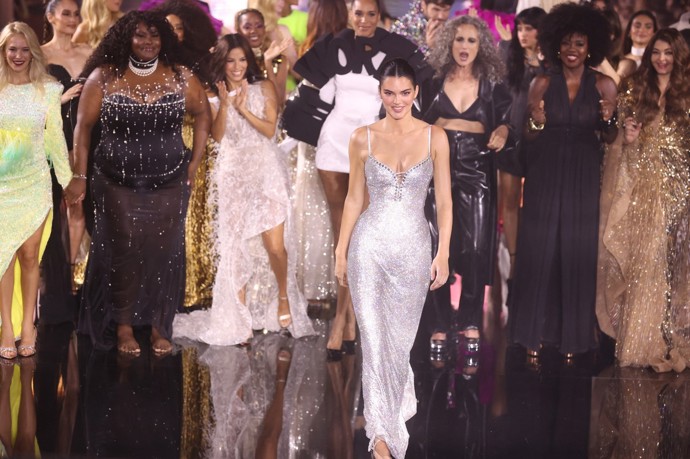 Hvězdou přehlídky se stala aktuální světová tvář značky Kendall Jenner.