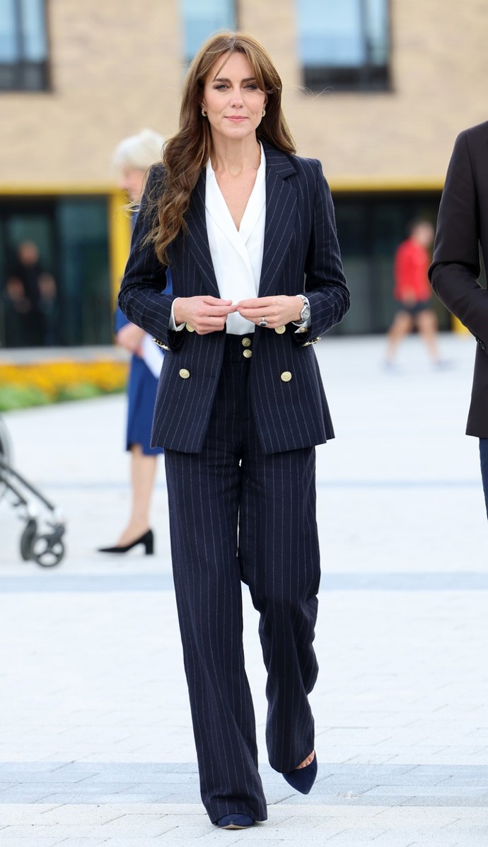 Na uvolněnější společenské události si často princezna z Walesu vybírá dobře padnoucí kostýmek. Aktuálně volí ten s trendy širokými nohavicemi. 