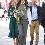 Kate Middleton dorazila do komunitního centra v  hrabství Berkshire v tlumených barvách.