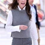 Princezna Kate zvolila jednoduchý look inspirovaný strohým korporátním trendem.