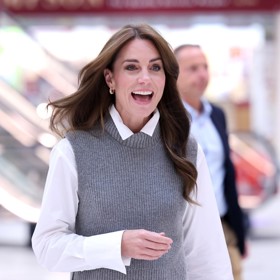 Princezna Kate zvolila jednoduchý look inspirovaný strohým korporátním trendem.