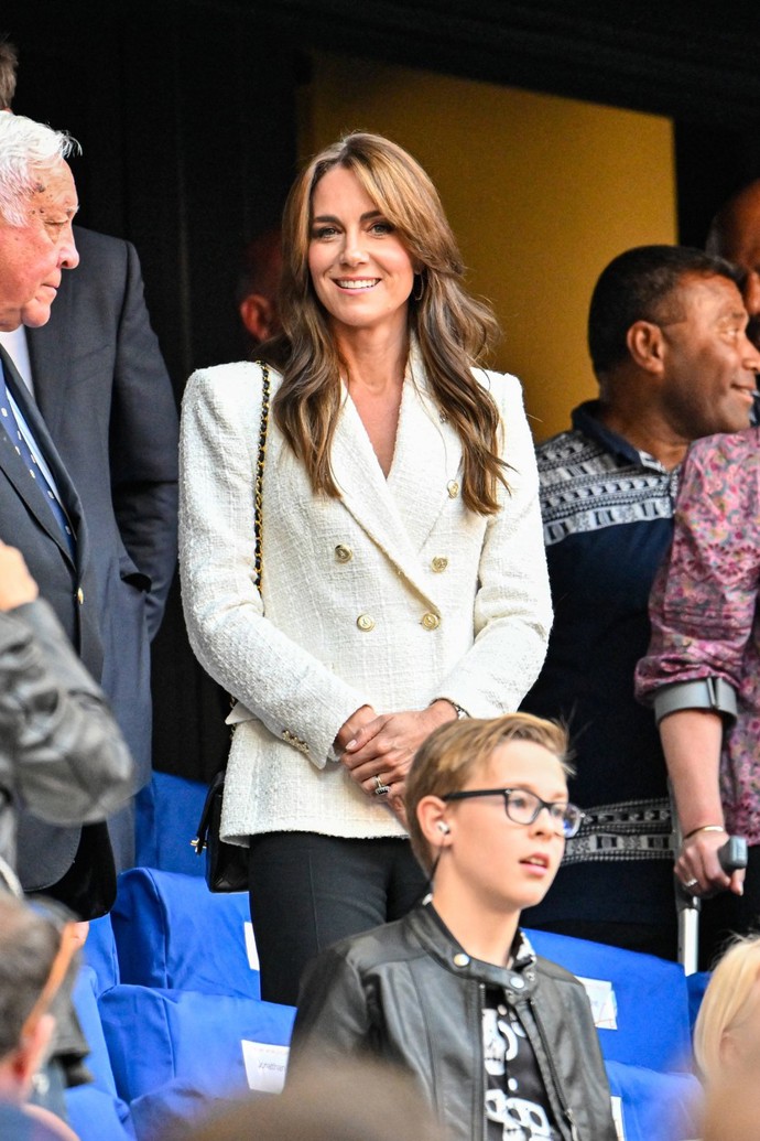 Kate Middleton si oblíbila buklé saka ze Zary. Na snímku má sako v bílé verzi, které už vynesla několikrát. 