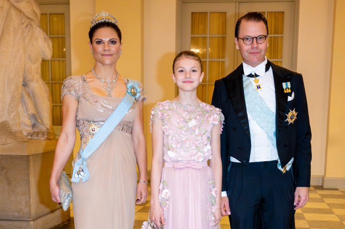 Nejmladší z princezen Estelle s rodiči, korunní princeznou Victorií a princem Danielem. Estelle je první následnicí trůnu v historii Švédska, která o svůj post nemůže přijít na úkor mladšího bratra.