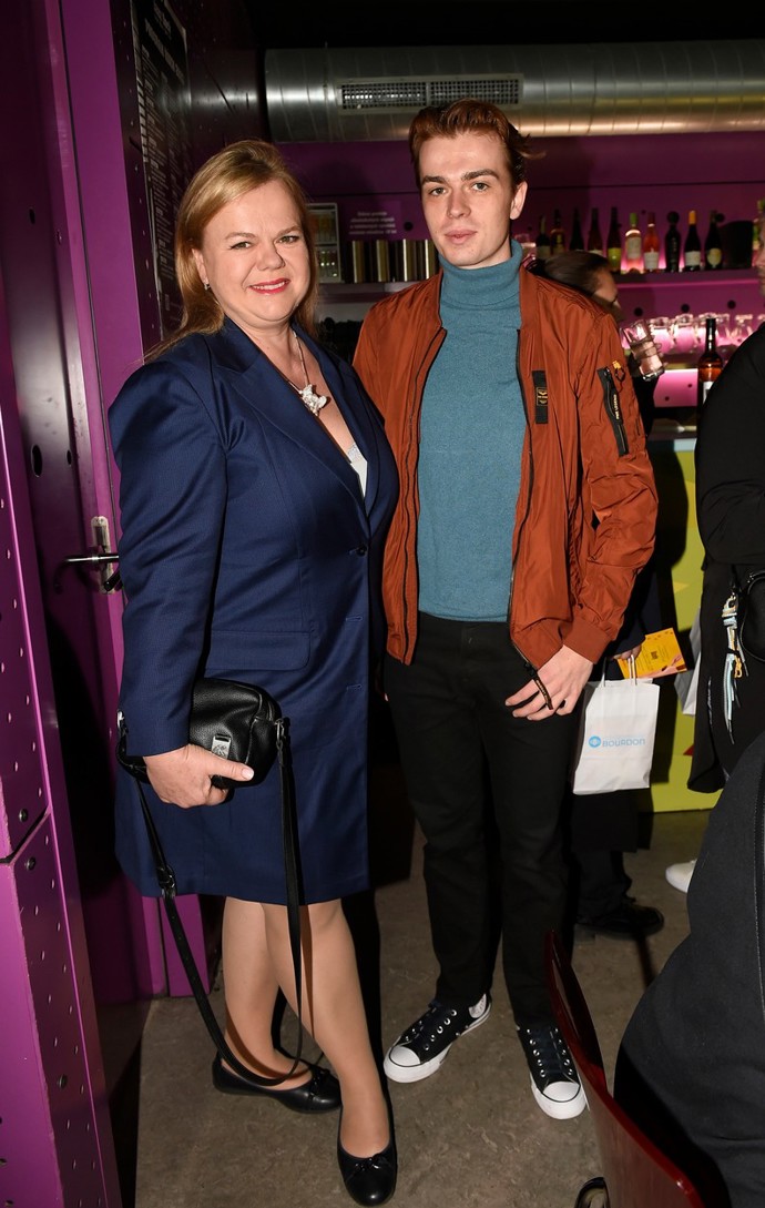 Stejně jako Míša, sáhla po modelu, kterému vévodilo sako, také herečka Sabina Remundová. Na křest ji doprovodil syn Vincent. Sabina zvolila šaty střihu blejzru v temně modrém tónu a jednoduchou sadu černých doplňků.