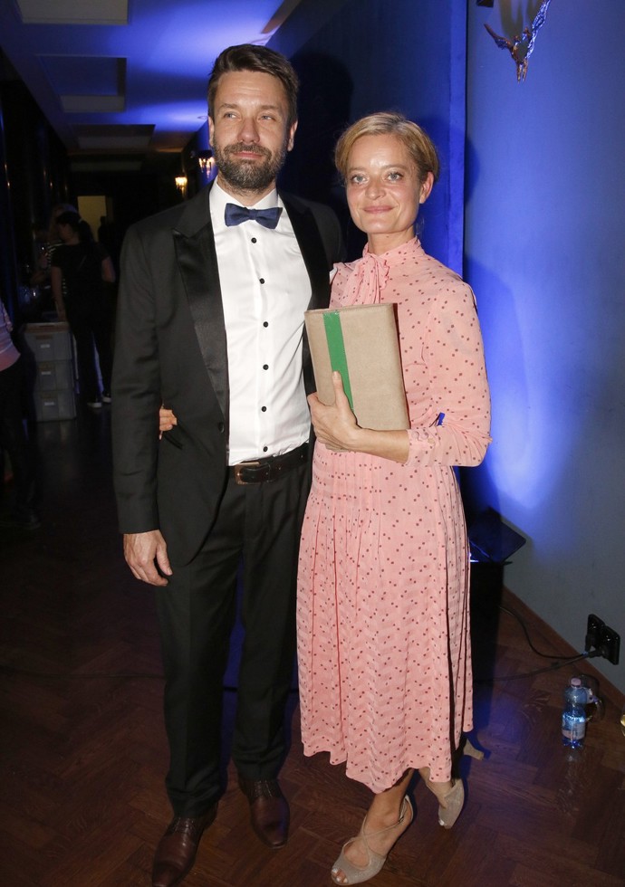 Lenka Neužil Stárková oblékla pastelově růžové šaty s puntíky, které doplnila béžovým psaníčkem s akcentem zelené.