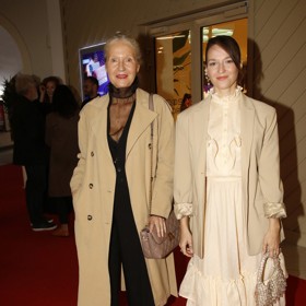 Béžový trenčkot oblékla také máma Bereniky Kohoutové, spisovatelka Irena Obermannová.