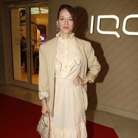 Herečka Berenika Kohoutová se zahalila do béžových šatů s volány, přes které přehodila o odstín tmavší béžové sako.