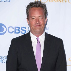 Herec Matthew Perry, známý jako představitel Chandlera ze seriálu Přátelé, se v sobotu 28. října utopil doma ve vířivce. Bylo mu 54 let.