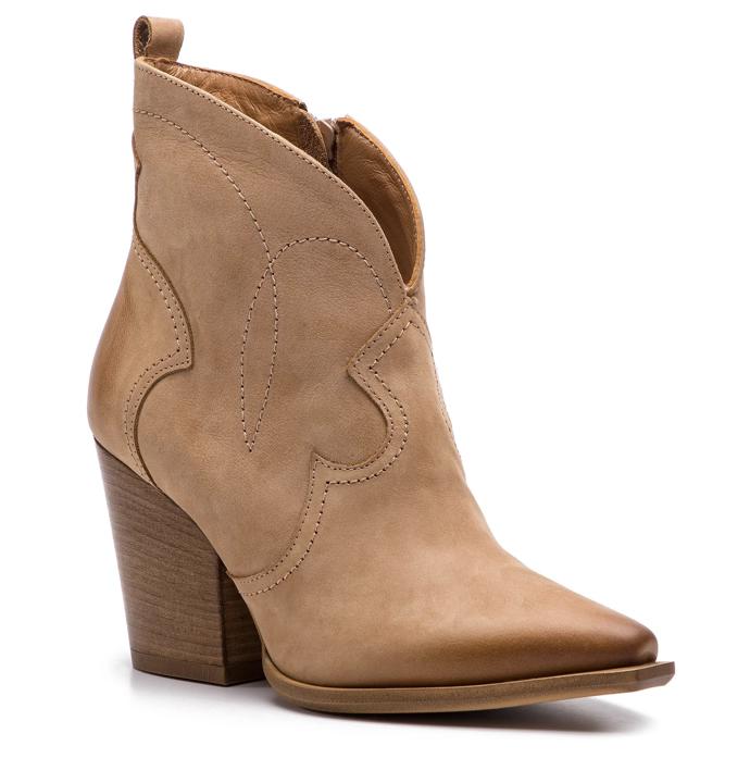 Maxi šaty i delší plášť stylově doladí nízký typ kovbojských kozaček. (R.Polański, 3 190 Kč)