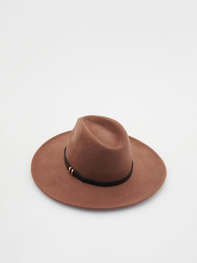 Klobouk z hrubší plsti upotřebíte v průběhu chladnějšího období. Reserved, 699 Kč