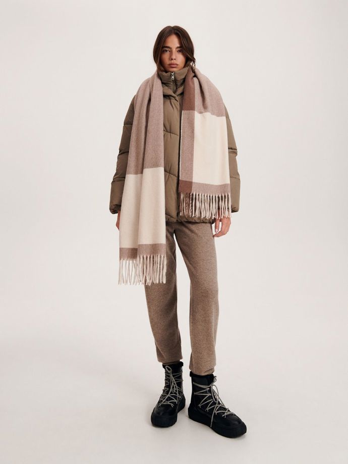 Šálu zapojte i do volnočasových outfitů s nadýchanou prošívanou bundou. (Reserved, 459 Kč)