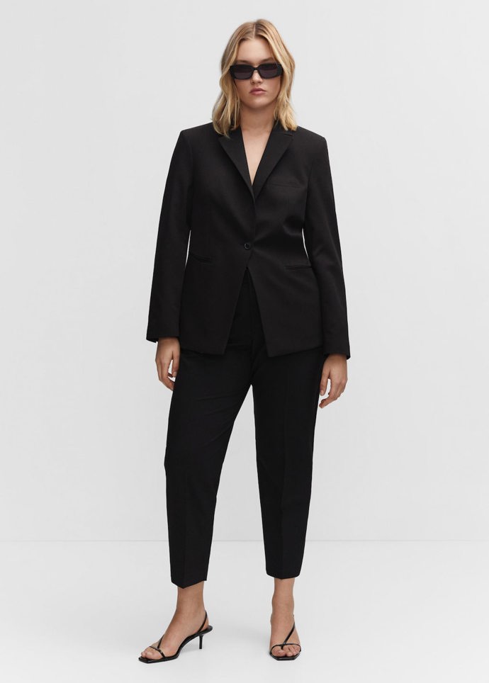 Ukázka, jak plus size sako nosit s kalhotami cigaretového střihu. (Mango, 999 Kč)