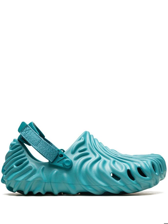 Futuristické provedení Crocs, jak si je představuje americký streetwearový návrhář Salehe Bembury. (3 650 Kč)