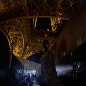 Přehlídka proběhla přímo pod Eiffelovkou, Dara Rolins zdokumentovala zákulisí. 