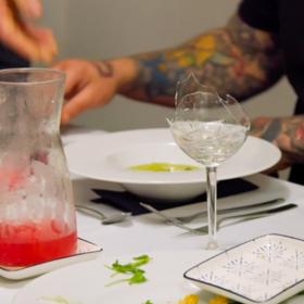 Dokonce rozbil skleničku. 