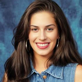 Aneta v typické džínové vestičce.