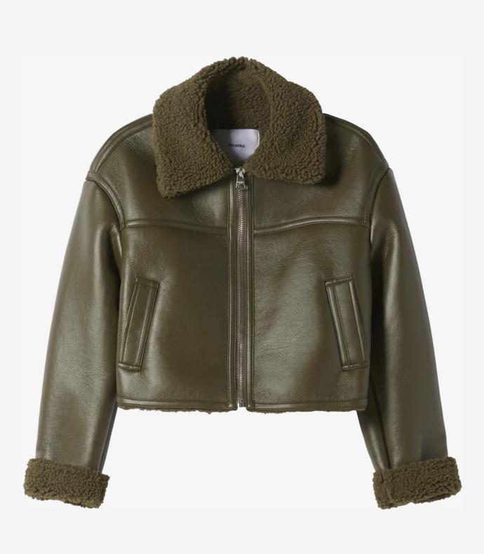 Khaki odstíny stále patří k velmi oblíbeným. (Bershka, 1 299 Kč)