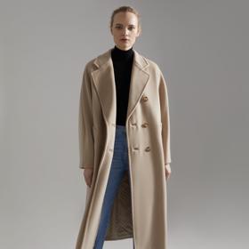 Přestože patří k ikonám elegance, kreativní ředitel značky Max Mara Ian Griffiths rád vidí ikonu ve společnosti běžných outfitů, klidně v kombinaci s džínami.