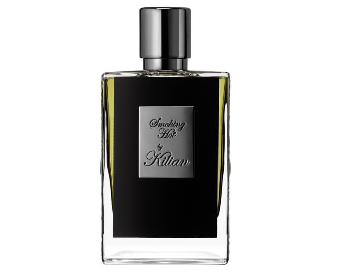 Sebevědomý parfém, který překvapí a ohromí. Kilian Hennessy ve spolupráci s parfumérem Mathieu Nardinem namíchali extrémně smyslnou parfémovou vodu, která je novou definicí kouřové vůně. Smoking Hot otevírá zakázané ovoce - tabák do vodní dýmky s příchutí zeleného jablka, který je prosycen hřejivostí skořicové kůry. Opravdovou hvězdou vůně Smoking Hot je ale v parfumerii extrémně vzácná esence z tabáku Kentucky, kterou podtrhuje dubový mech a bourbonská vanilka. Pižmově dřevitý orcanox v základu umocňuje výdrž a do kompozice vnáší dráždivou smyslnost, která je pro vůně Kilian typická. Výsledkem je provokativní parfém, který je jednoduše too hot to handle. Smoking Hot by Killian, 50 ml, 6 150 Kč, Ingredients-store