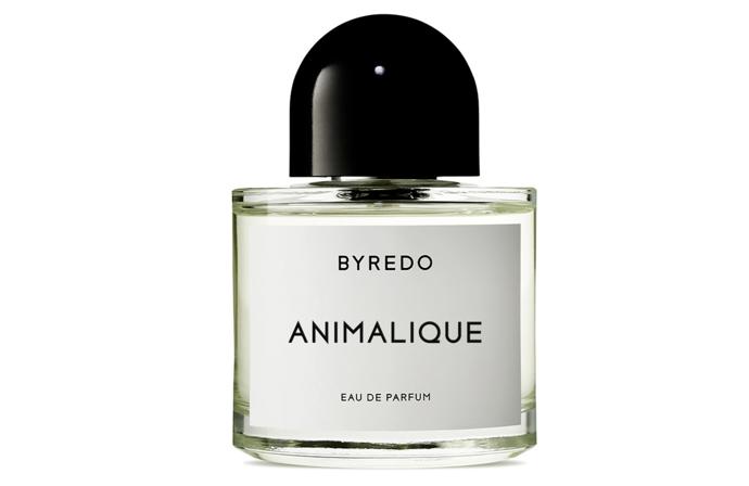 Velmi zajímavé vůně nabízí značka Byredo. Na podzim si připravila v parfému Animalique směs jiskřivých citrusových nót (bergamot, citron) v kombinaci s fialkou mimózou, semišem, santalovým dřevem a navrch i tabákovýmiu lístky. Budete mít na tento parfém odvahu? Animalique 50 ml, 3 900 Kč, Ingredients-store