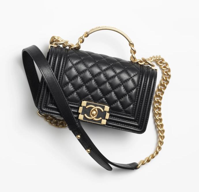 Chanel Boy Bag mini. Akutální model z telecí kůže s pevným madlem a zlatými doplňky pořídíte za 158 200 Kč. Model ve velikosti medium stojí 169 100 Kč.