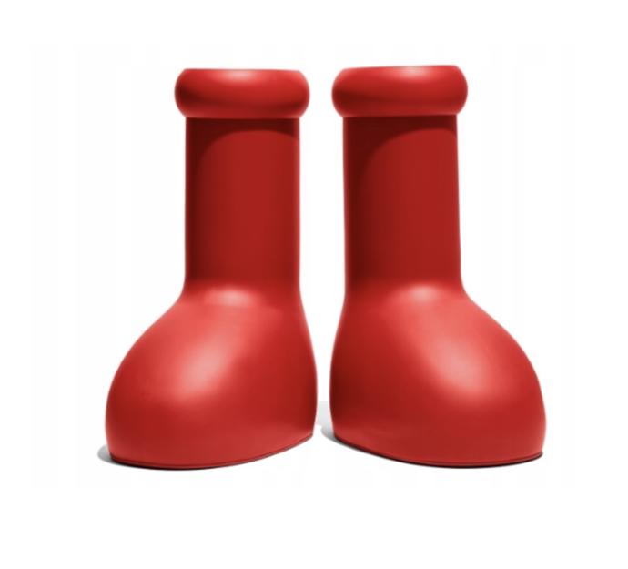 Prvním nepřehlédnutelným počinem kolaborace Crocs s extravagantními umělci sdruženými pod labelem MSCHF byly červené šmoulí boty. Pořídíte je za přibližně dva tisíce korun i vy.