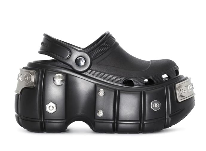 Věhlasná módní jména se předhánějí v nápaditých zpracováních oblíbené i nenáviděné plastové obuvi. (Balenciaga, 24 590 Kč)