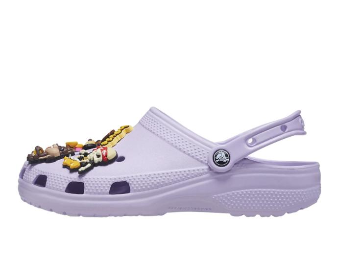 Levandulový model s ozdobnými připínáčky, tzv. jibbitz, které navrhl zpěvák Justin Bieber, Victorii Beckham v roce 2021 ještě neučarovaly.