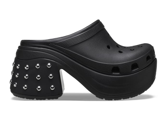 I značka samotná dovede zaexperimentovat. Nejnověji má v nabídce vlastní model s vysokým podpatkem a cvočky. (2 099 Kč)