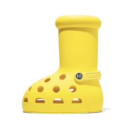 Perforované holínky pořídíte v přepočtu za přibližně 12 000 Kč.