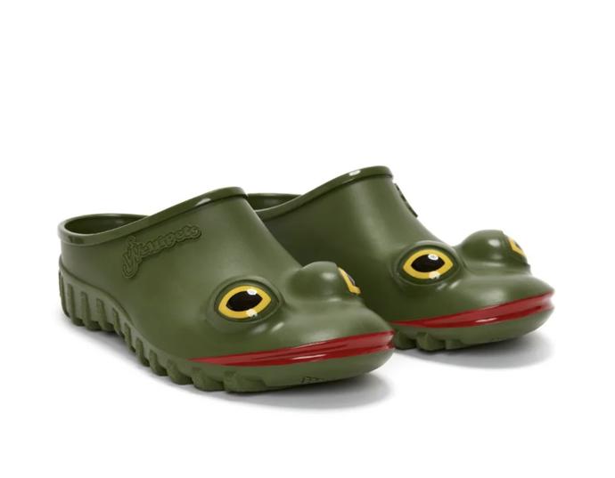 O pořádný rozruch se letos postaraly i žabí pantofle návrháře JW Andersona. (9 690 Kč)