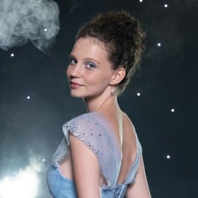 Herečka Darija Pavlovičová se pyšní krásnými kudrnatými vlasy.