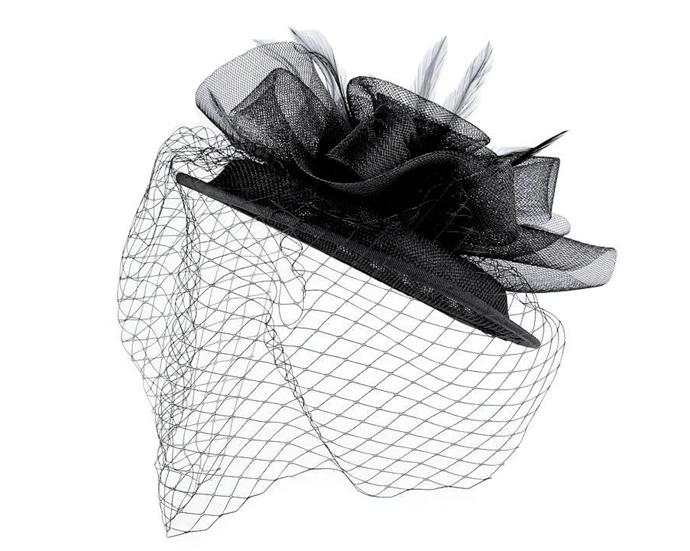 Fascinátor, který je třeba uchytit do vlasů pinetkami. O to působivější ale je výsledný vzhled. Stoklasa, 289 Kč