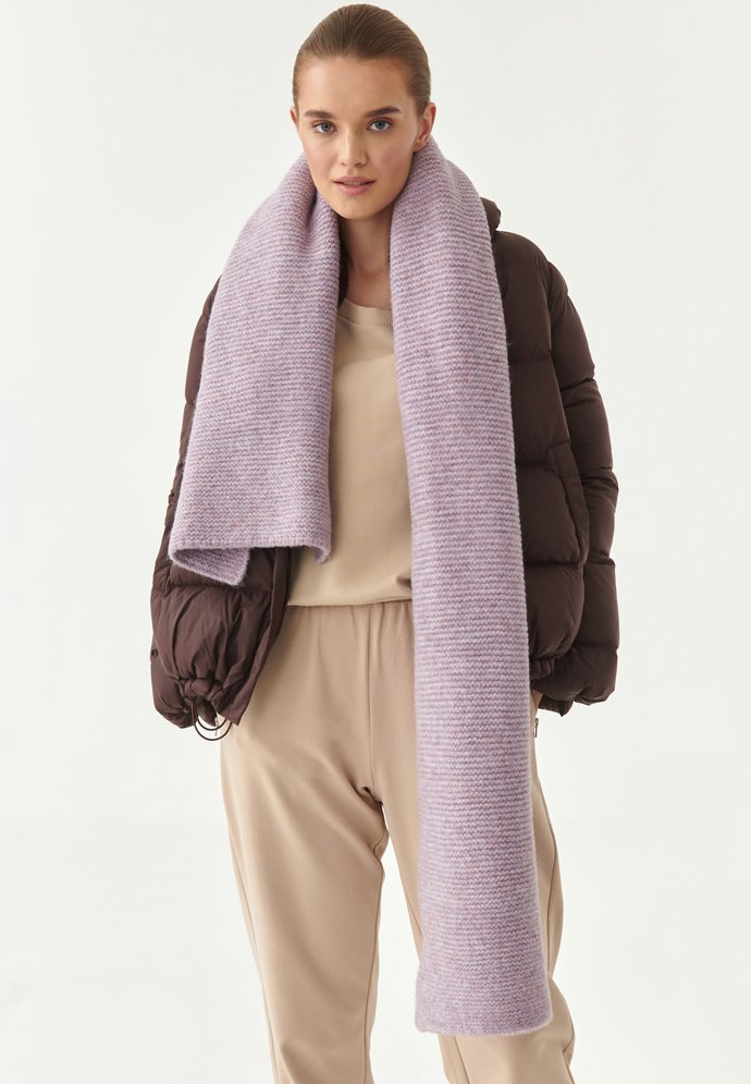 Kratší šála v pastelovém tónu, Tatuum, 890 Kč.