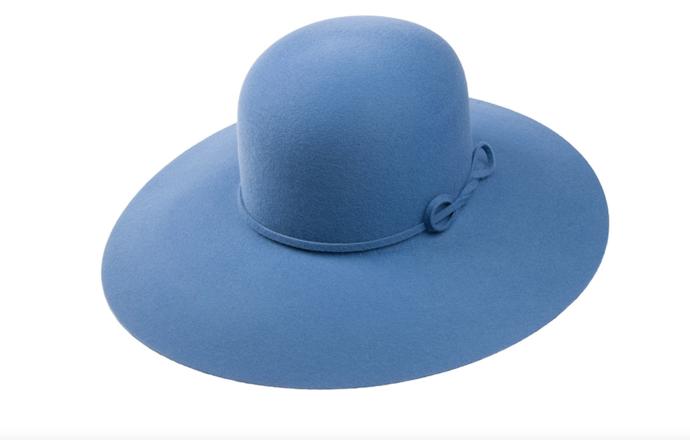 Nebojte se rozložitějších modelů se širokou krempou ani výraznějších barev a ozdob. Tonak, 3 700 Kč