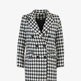 Větší rozměry, více pozornosti. (Plášť, Trendyol, 1 890 Kč)