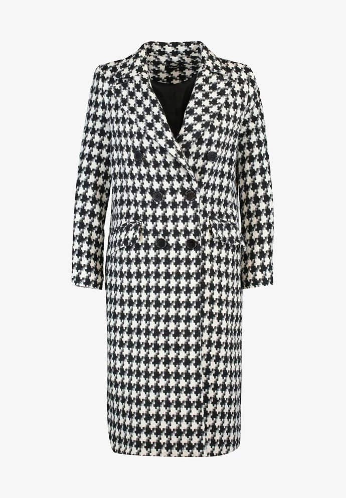 Větší rozměry, více pozornosti. (Plášť, Trendyol, 1 890 Kč)