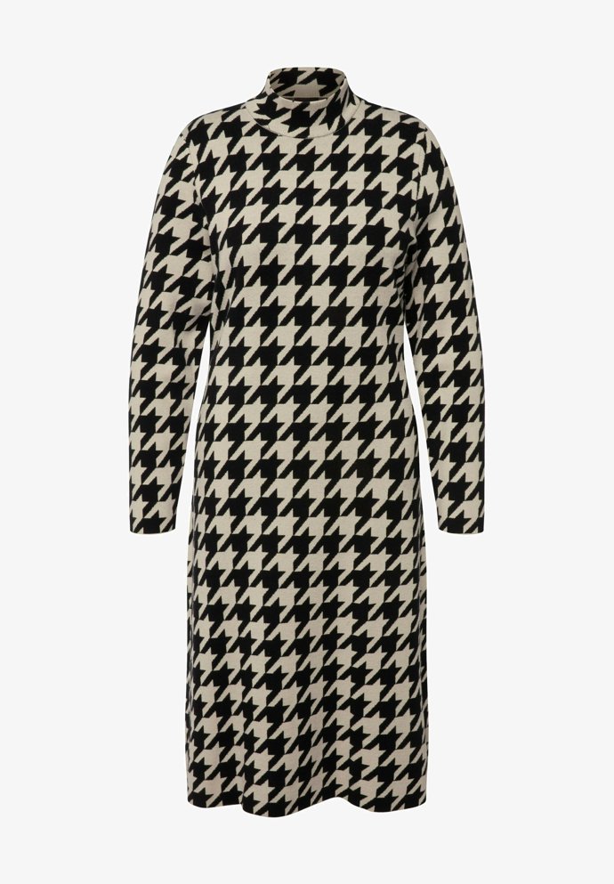 Vzor kohoutí stopy sluší i plus size velikostem. Nabízí jej například značka Ulla Popken na půvabných podzimních šatech. (3 990 Kč)