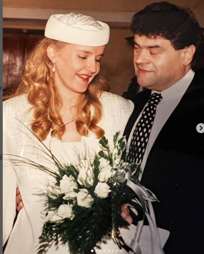 Vendula Pizingerová na archivním svatebním snímku s Karlem Svobodou.