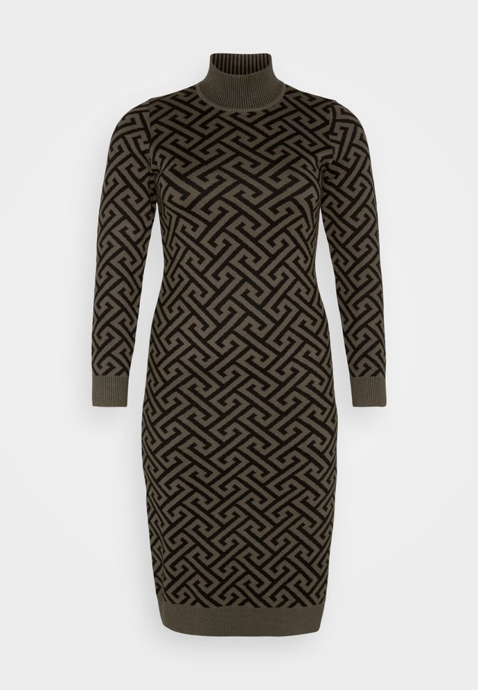 Při výběru pletových šatů pro postavu plus size se nemusíte vyhýbat ani výraznějším vzorům. (Vero moda Curvy, 1 599 Kč)