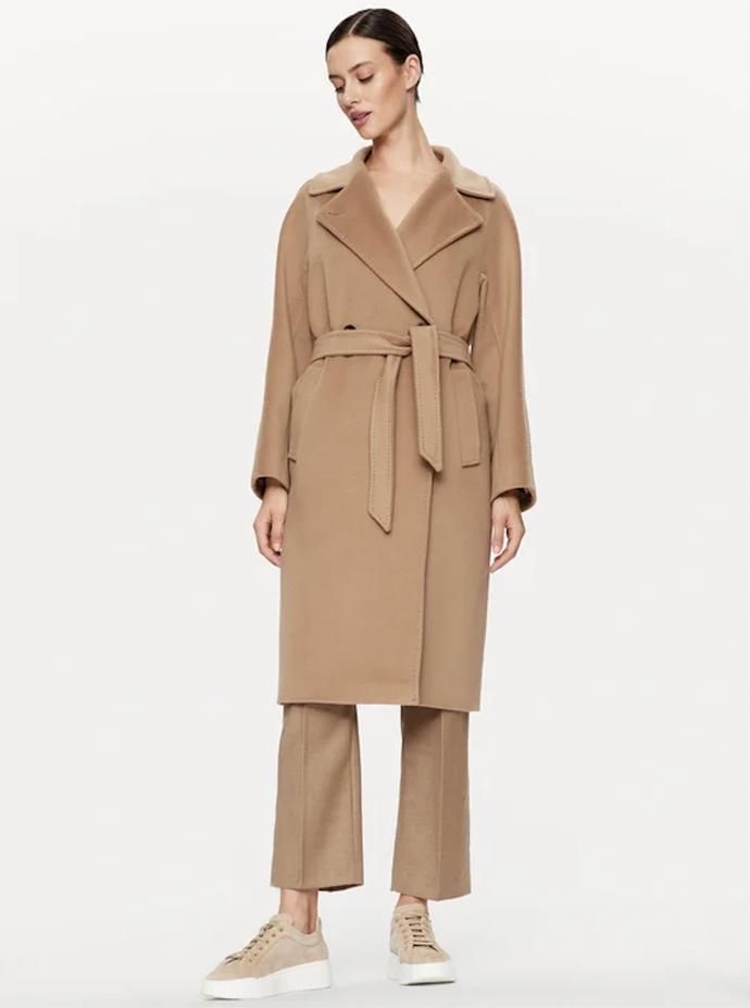 Dostupnější řada Weekend značky Max Mara a její verze pláště s páskem. (20 600 Kč)