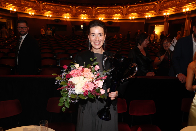 Herečka Karolína Baranová získala Thálii v sekci činohra. Do Národního divadla přišla v šedých šatech a s výraznými visacími náušnicemi. 