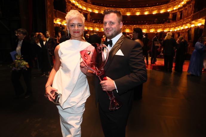 Tanečnice Zuzana Savková, manželka oceněného zpěváka Tomáše Savky, byla v krátkém platinovém účesu nepřehlédnutelná.