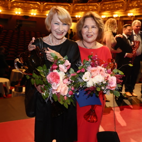 Oceněné herecké legendy Daniela Kolářová a Emília Vášáryová předvedly, jaké účesy lichotí dámám v jejich letech. Tleskáme!