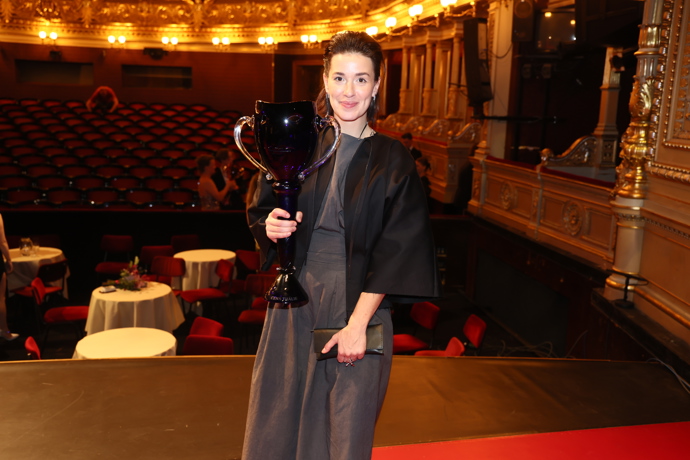 Takhle vypadal outfit Karolíny Baranové - přes šedivé plátěné šaty oblékla černý bomber.