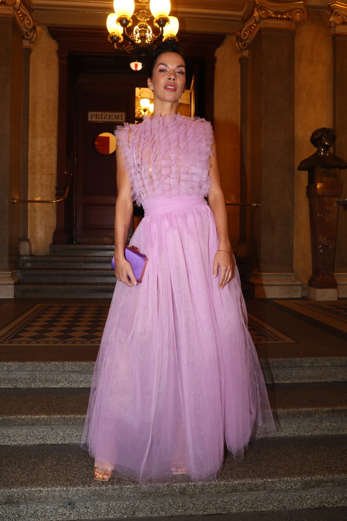 Radka Pavlovčinová, která byla nominovaná minulý rok, oblékla nejvýraznější róbu večera. Jde o udržitelnou značku On the boat.