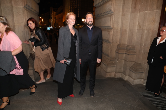 Moderátorka Kristina Kloubková zvolila černou večerní róbu a outfit ozvláštnila výraznými rudými lodičkami.