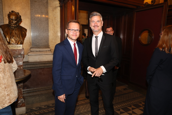 Lumír Olšovský se svým partnerem Pavlem Bárem, který vyčníval díky své červené kravatě.