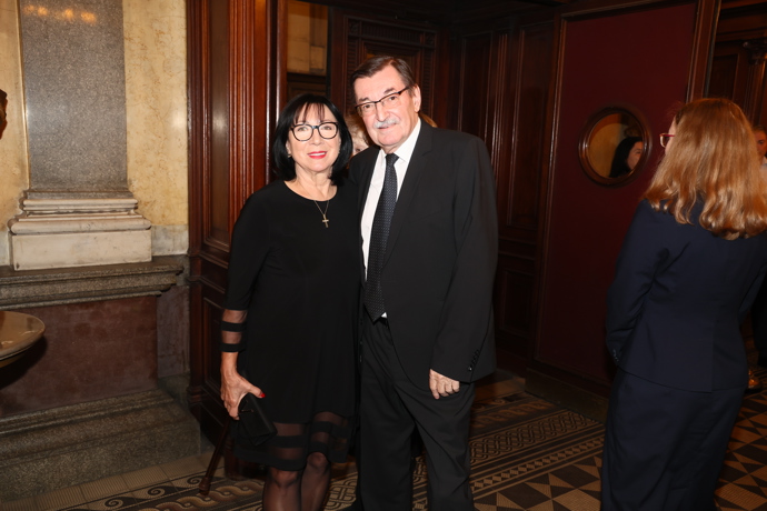 Skladatel Zdeněk Barták vyvedl na Thálie manželku, jejíž hlavu zdobilo rovné mikádo s ofinkou.